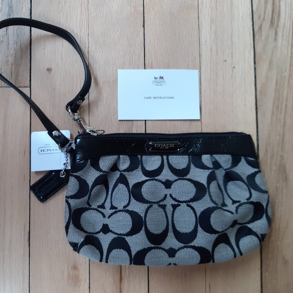 NEW Coach Signature Pleated Medium Wristlet!